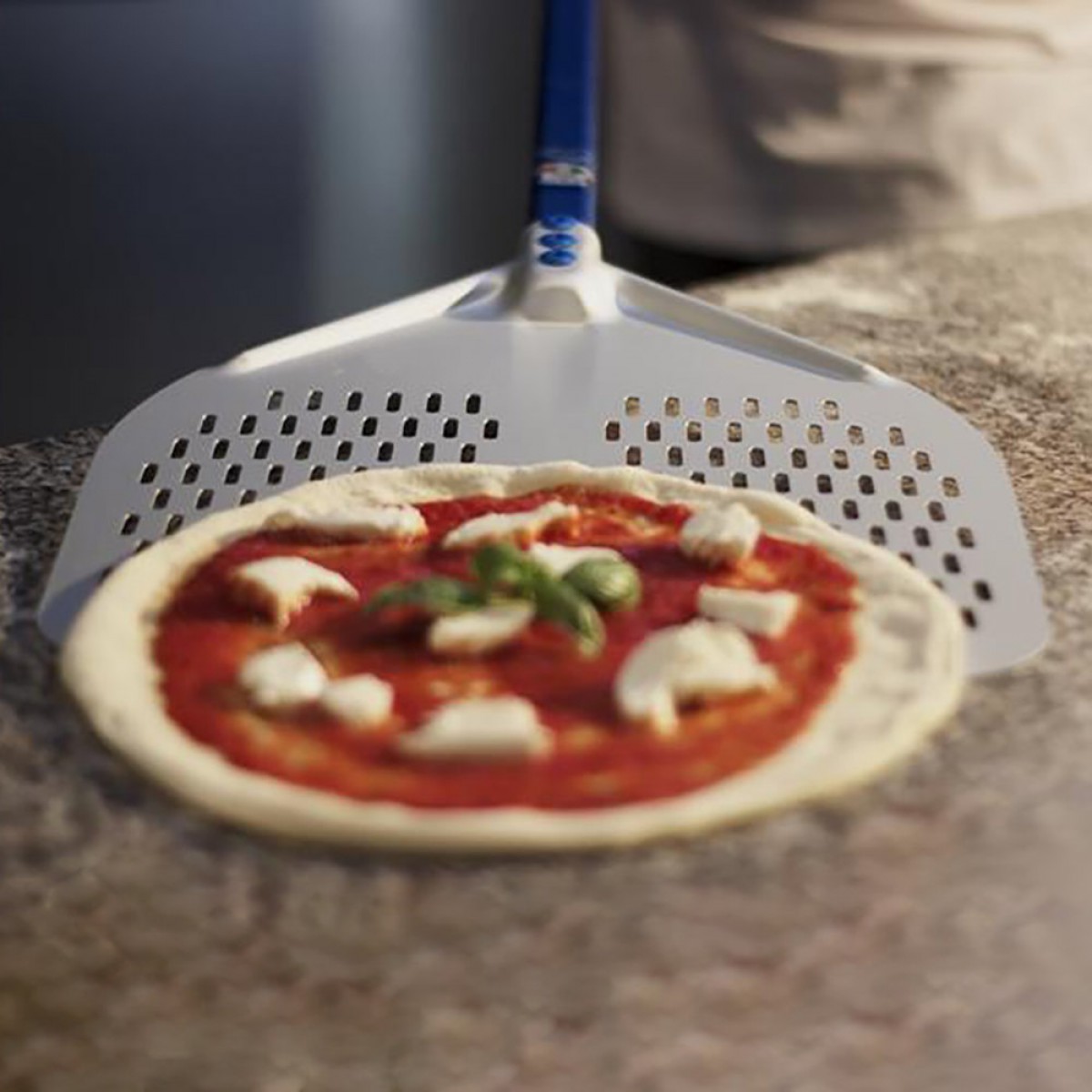 Pala de Pizza Perforada para Hornear Pizzas Caseras Kaxofang Pala de Pizza de Aluminio Anodizado Profesional de 12 Pulgadas 